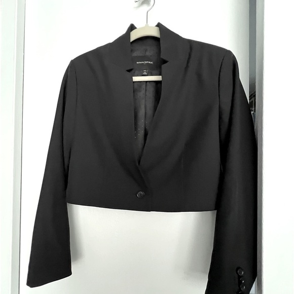 Elegant Cropped Blazer - Picture 1 of 5